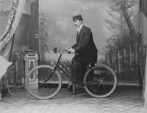 Cette photo prise au environ de 1897, représente un écolier qui utilise une bicyclette.
