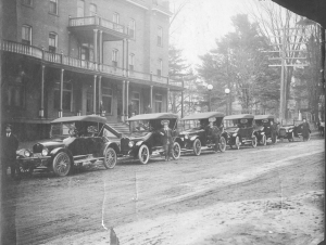 Photo prise en 1907 ou plusieurs voitures sont stationné devant le manoir Drummond
