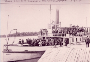 Photo datant de 1912 ou un bateau d'excursion est amarré à Nicolet.